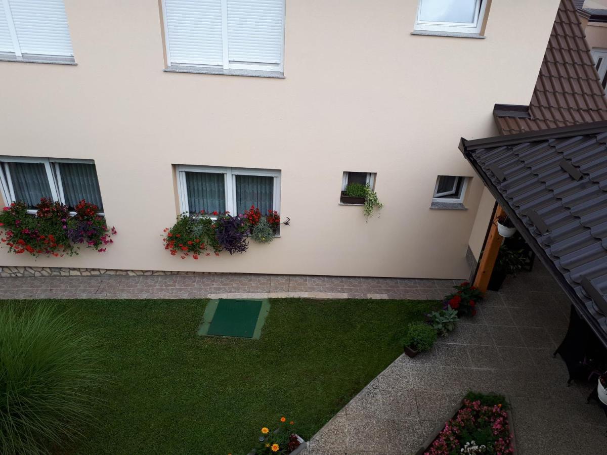 Iris Room & Apartment Szluin Kültér fotó